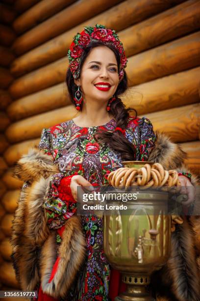 historische weibliche russische schönheitskönigin im freien in einem traditionellen kleid - samowar stock-fotos und bilder