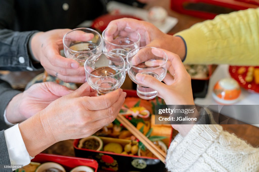 Brindis familiar con sake japonés