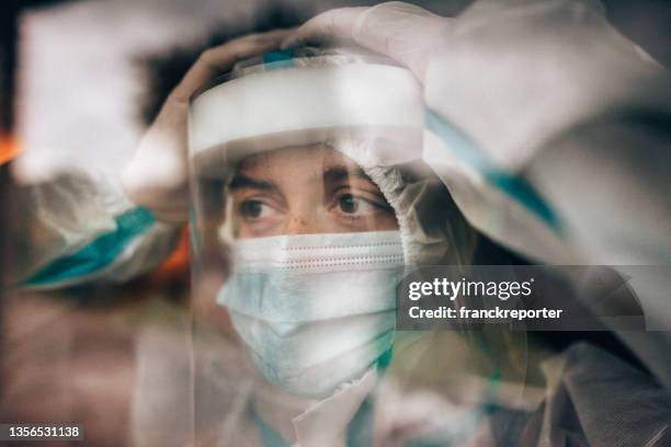 ärzte unter druck im krankenhaus - face mask coronavirus stock-fotos und bilder