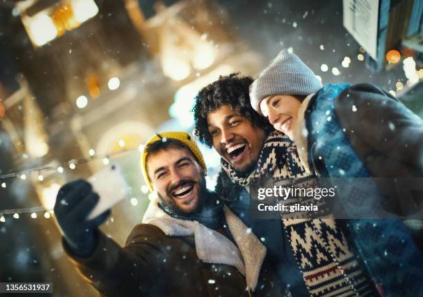 amici che si prendono una pausa durante lo shopping della vigilia di natale. - party social event foto e immagini stock