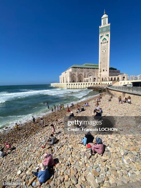 Baigneurs sur la plage et Mosquée Hassan-II à Casablanca le 14 juillet 2021.