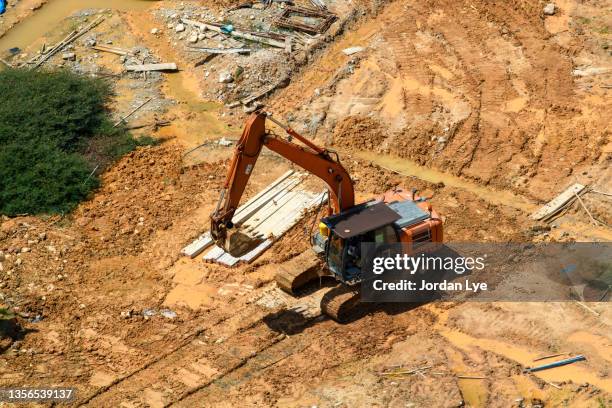 construction equipment excavator at building site - arqueología fotografías e imágenes de stock