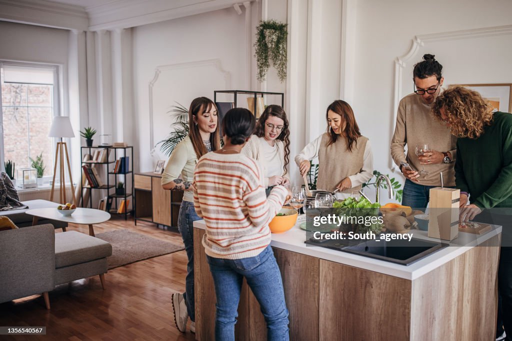 Amis préparant un repas ensemble