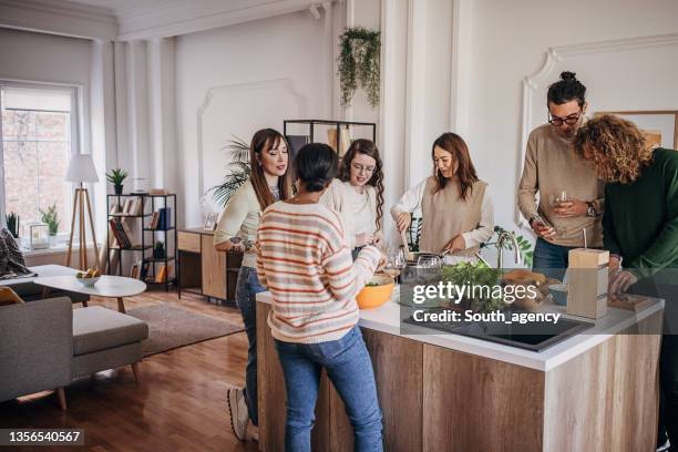 amici che preparano un pasto insieme - friendly foto e immagini stock