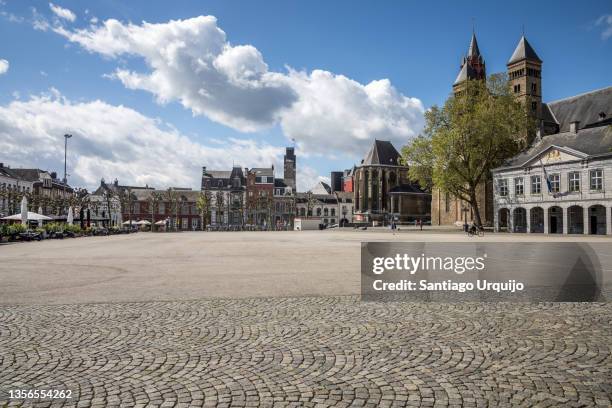 vrijthof square with saint servatius basilica - maastricht stockfoto's en -beelden