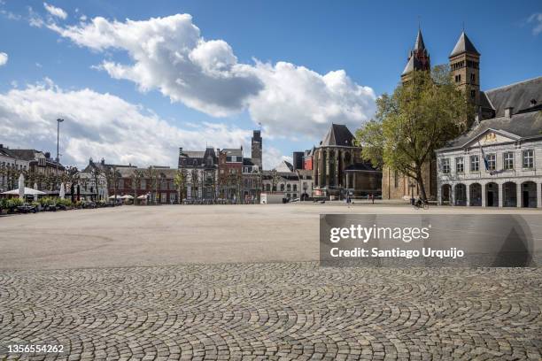vrijthof square with saint servatius basilica - maastricht stock pictures, royalty-free photos & images