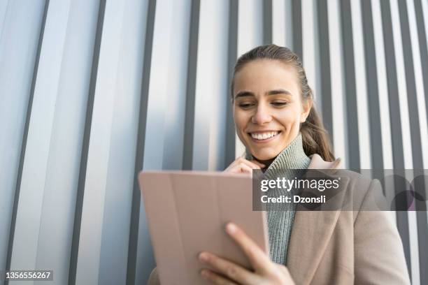 joven sonriente con videollamada al aire libre - fisurero de levas fotografías e imágenes de stock