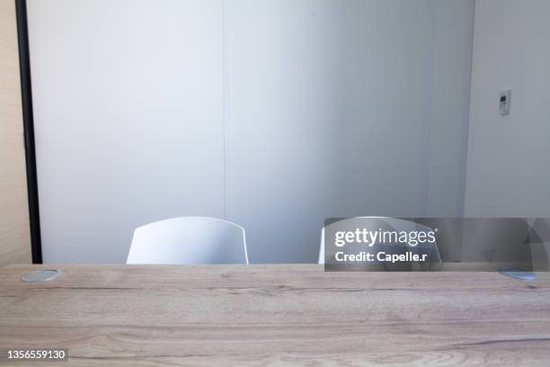 bureau - minimalisme - empty desk stock pictures, royalty-free photos & images