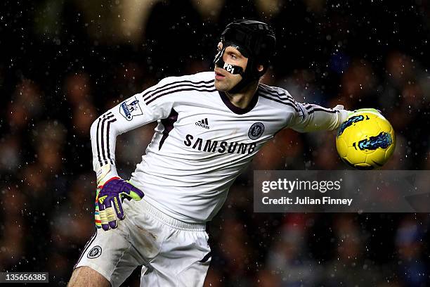 Goalkeeper Petr Cech of Chelsea throws the ball out during the Barclays Premier League match between Chelsea and Manchester City at Stamford Bridge...