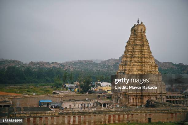 view of hindu stone temple at hampi, karnataka - hampi fotografías e imágenes de stock