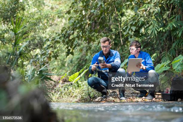 monitoring and assessing water quality. scientists collect water quality data ( sulfate-reducing bacteria, nitrifying bacteria, and iron bacteria ) and take notes in a checklist. - science measurement stock pictures, royalty-free photos & images