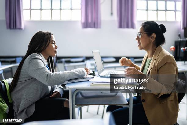 teenager-schüler, der mit einem lehrer im klassenzimmer lernt - colorgrading stock-fotos und bilder