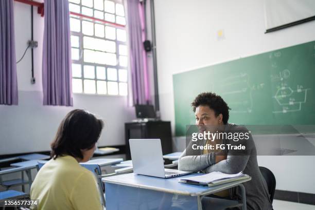 schüler, der mit einem lehrer im klassenzimmer lernt - colorgrading stock-fotos und bilder
