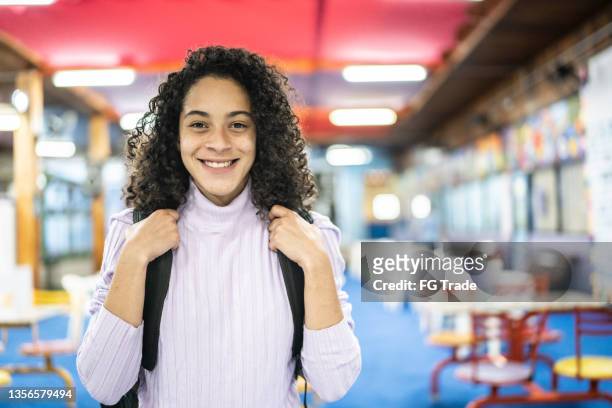 ritratto di una ragazza adolescente nella mensa della scuola - school lunch foto e immagini stock