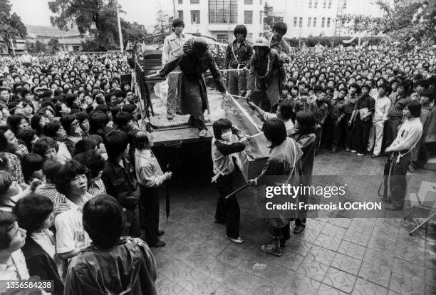 Etudiants insurgés organisés en milice lors du soulèvement de Gwangju, le 28 mai 1980, Corée du Sud.