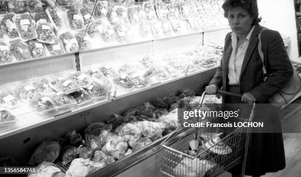 Une femme avec un caddie fait ses courses dans un supermarché à Belgrade Yougoslavie.