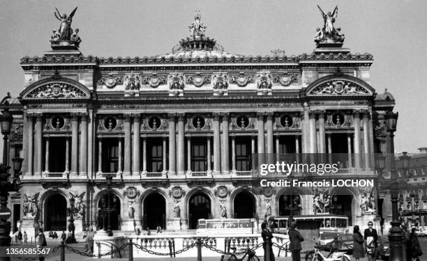 Façade de l'Opéra Garnier à Paris en mars 1976.