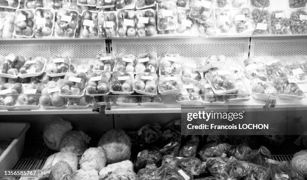 Rayon de pommes conditionnées et de légumes dans un supermarché à Belgrade Yougoslavie.