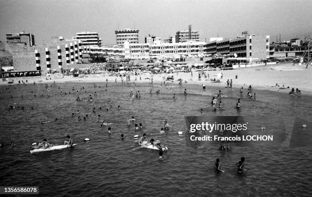 Plage et baignade à la fin des années 1970 à Beyrouth au Liban.