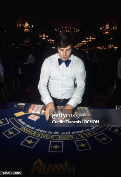 Croupier sur une table de blackjack dans un casino à Las Vegas, le 2 octobre 1980.