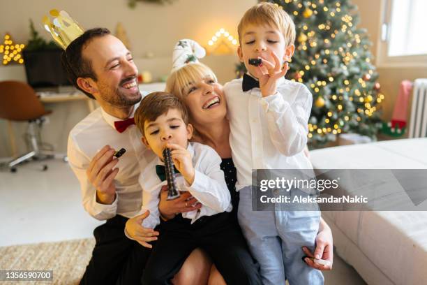 happy holidays! - family celebrate stockfoto's en -beelden