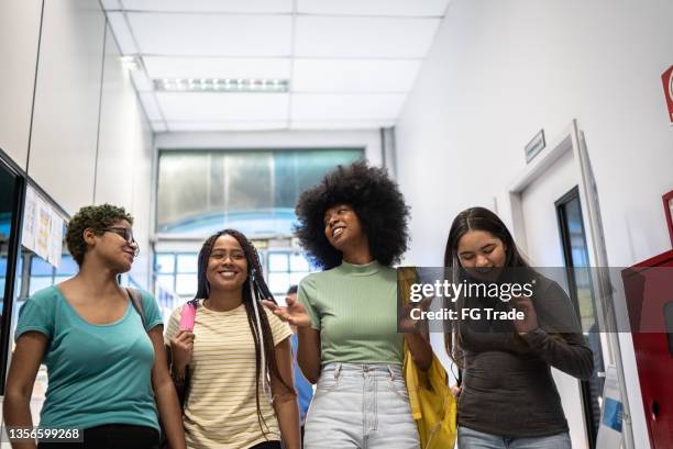 studenti adolescenti che parlano all'arrivo a scuola - struttura pubblica foto e immagini stock