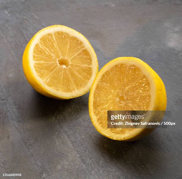 lemons,high angle view of lemon slices on table - doorsnede lemon stockfoto's en -beelden