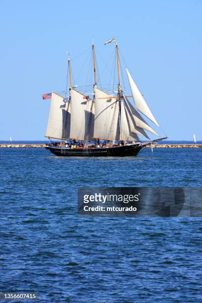 tall ship s/v denis sullivan on lake michigan, approaching pier wisconsin, milwaukee, wisconsin, usa - milwaukee wisconsin stock pictures, royalty-free photos & images