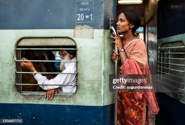 fahrgäste im zug am bahnhof rishikesh - india train stock-fotos und bilder