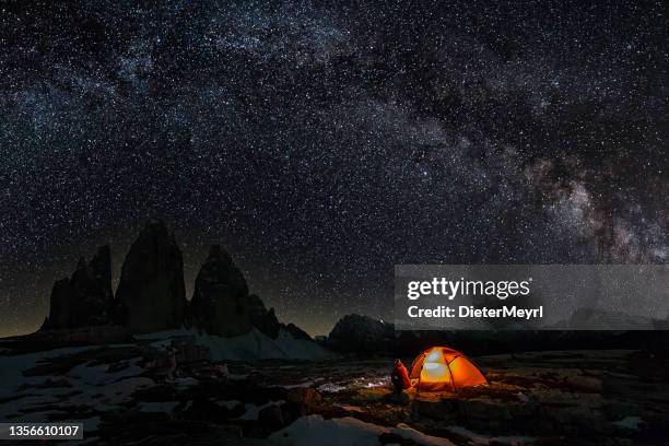 camping in den bergen unter den sternen - zelt nacht stock-fotos und bilder