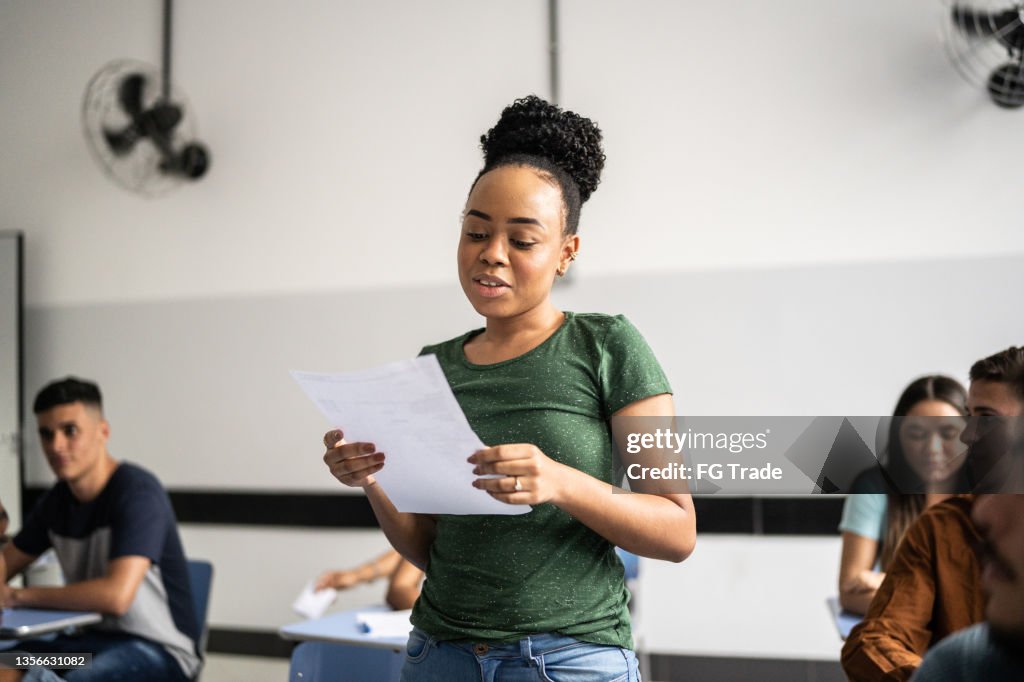Un élève de Teeange lit à haute voix dans la salle de classe