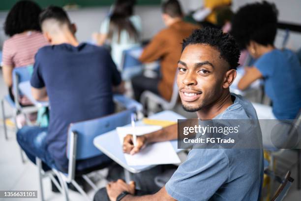 retrato de um estudante adolescente na sala de aula - aluno - fotografias e filmes do acervo