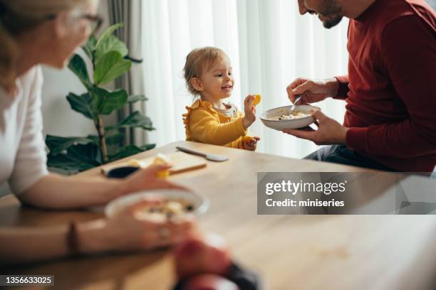 family time: parents and their only child having breakfast together - muesli imagens e fotografias de stock