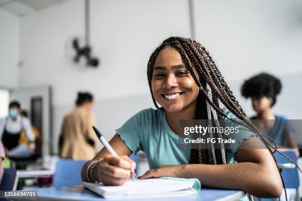 retrato de un estudiante adolescente en el aula - estudiante de bachillerato chica fotografías e imágenes de stock