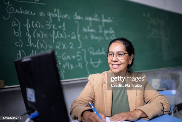 insegnante che utilizza il laptop per fare una lezione online / video - maestra foto e immagini stock