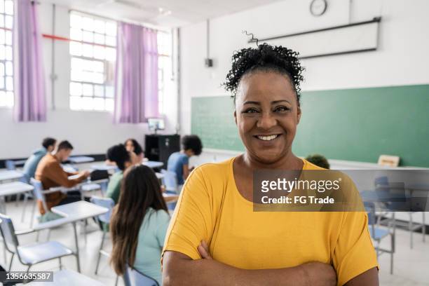 porträt eines lehrers im klassenzimmer - staatliche schule stock-fotos und bilder