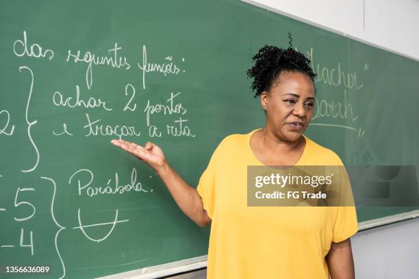 professor na sala de aula - língua portuguesa - fotografias e filmes do acervo