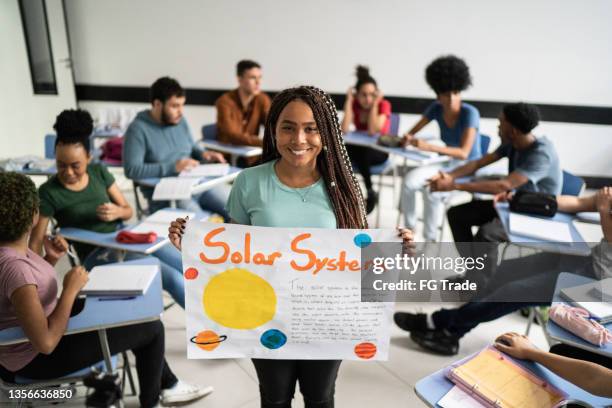 ritratto di uno studente con in mano un poster in classe - english language foto e immagini stock