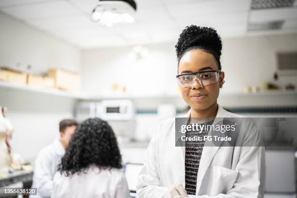 portrait of a female student in the laboratory - school science project stock pictures, royalty-free photos & images