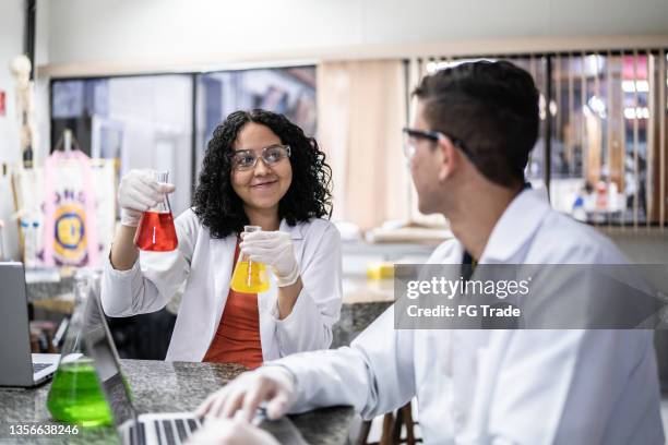 estudiantes de teeanager en el laboratorio - tube girl fotografías e imágenes de stock