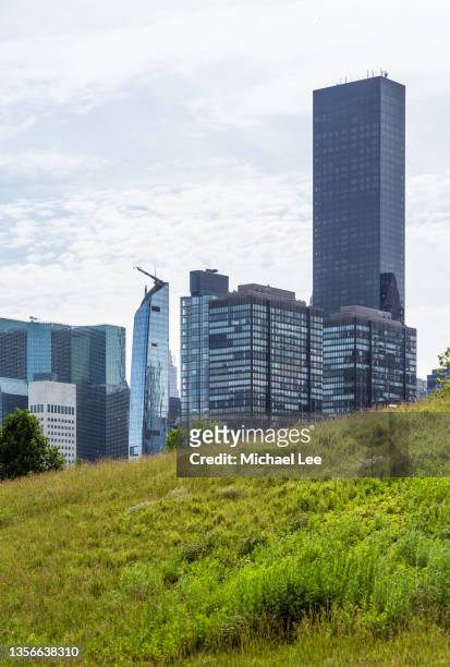 view of turkish consulate and trump world tower from roosevelt island - consulate stock pictures, royalty-free photos & images