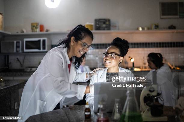 chemielehrer, der schüler im labor an der schule oder universität unterrichtet - science lab school stock-fotos und bilder