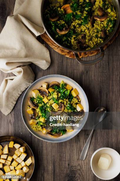 healthy vegan kale, mushroom, brown rice pilaf with fried tofu - wilde rijst stockfoto's en -beelden