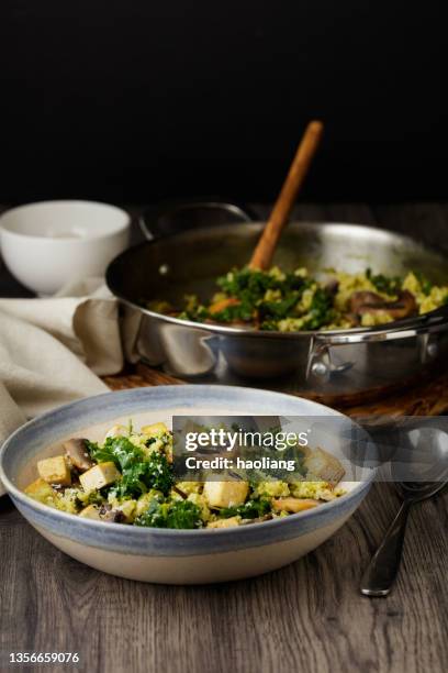 healthy vegan kale, mushroom, brown rice pilaf with fried tofu - pilafrijst stockfoto's en -beelden