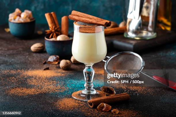 white eggnog cocktail drink,close-up of food on table - liqueur - fotografias e filmes do acervo