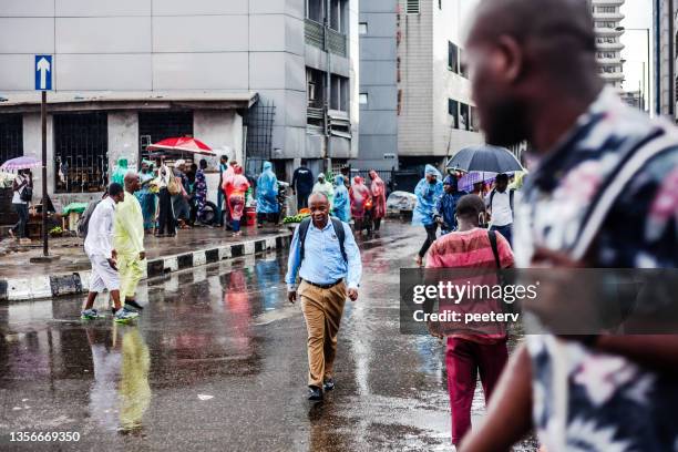rainy day in african city - lagos, nigeria - lagos nigeriaanse staat stockfoto's en -beelden