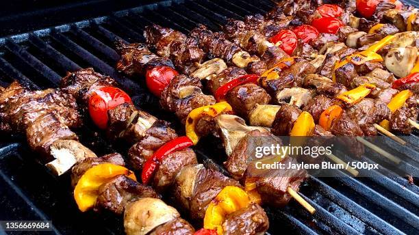 beef and vegetable kebabs on the grill - bratspieß stock-fotos und bilder