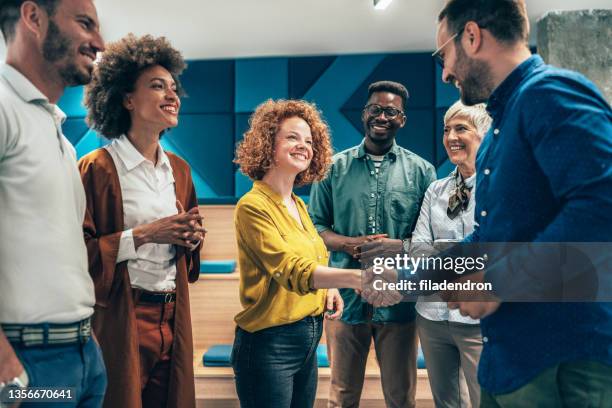 handshake for the new agreement - está contratado imagens e fotografias de stock