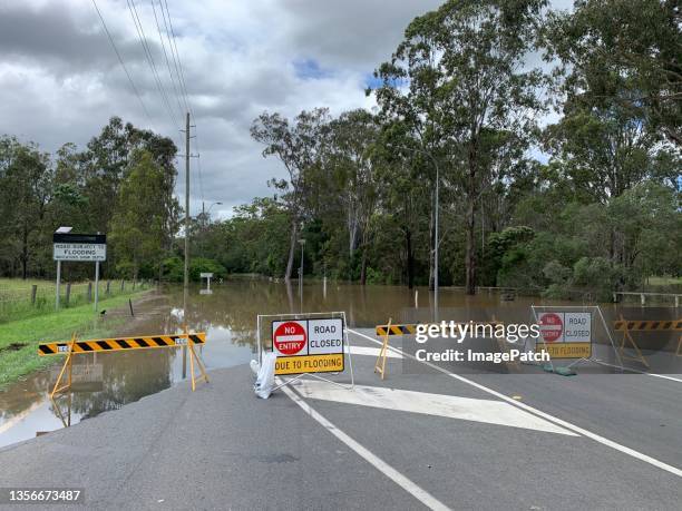 flooded road closure - pianificazione di emergenza foto e immagini stock