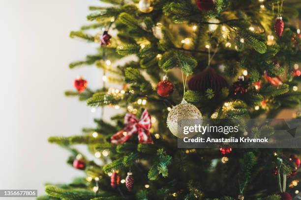 luxury christmas tree decorated with golden and red ornaments. - christmas trees fotografías e imágenes de stock